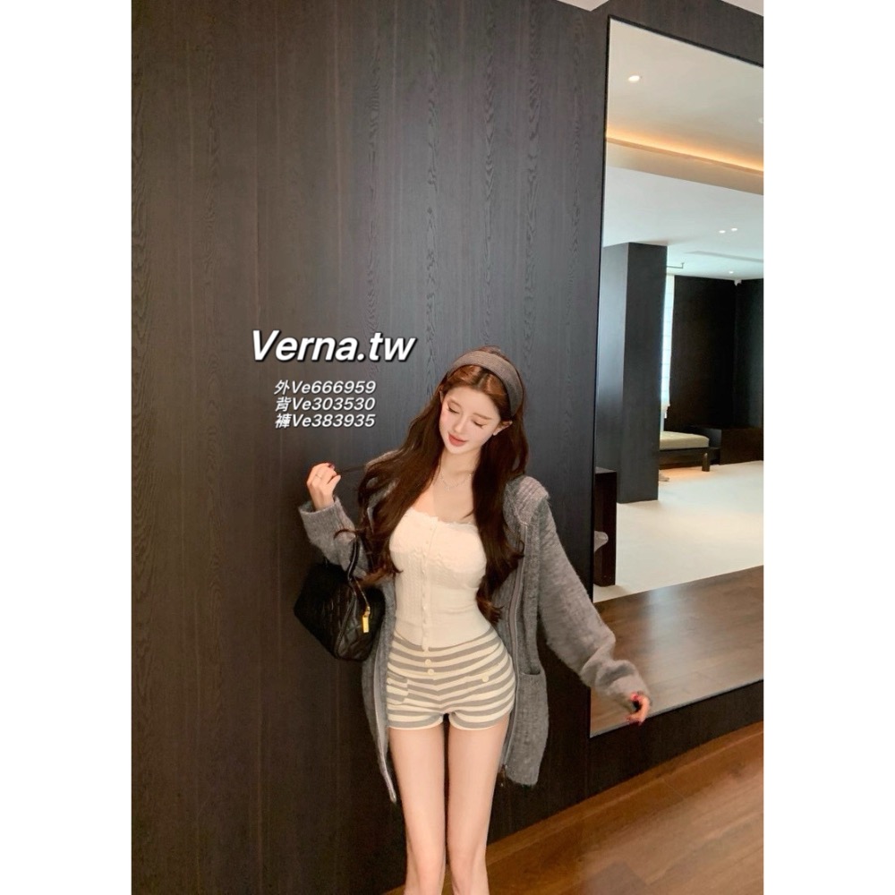 灰感連帽針織外套x鈕扣平口背心x灰白條紋短褲-細節圖5