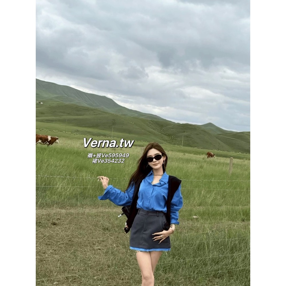 巨好看！韓系配色三件套裝 克萊因藍襯衫x黑披肩x灰藍短裙-細節圖3