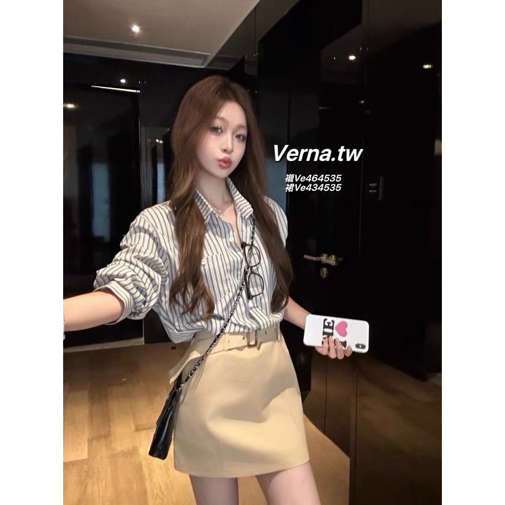 校園筆記本📘 直藍條紋襯衫x奶杏設計皮帶褲裙套裝-細節圖2