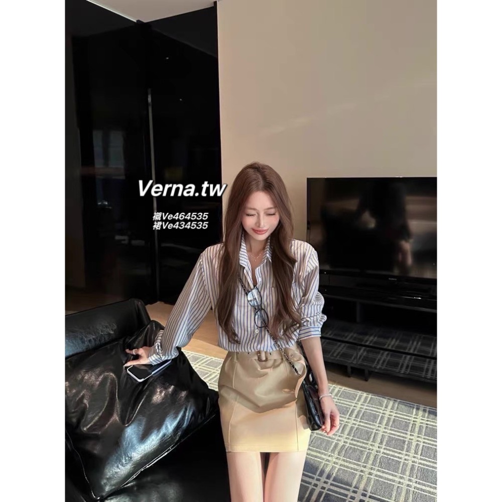 校園筆記本📘 直藍條紋襯衫x奶杏設計皮帶褲裙套裝-細節圖3