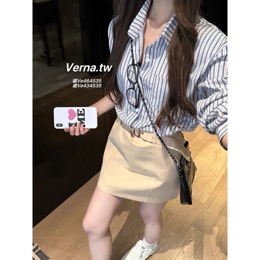 校園筆記本📘 直藍條紋襯衫x奶杏設計皮帶褲裙套裝-細節圖6