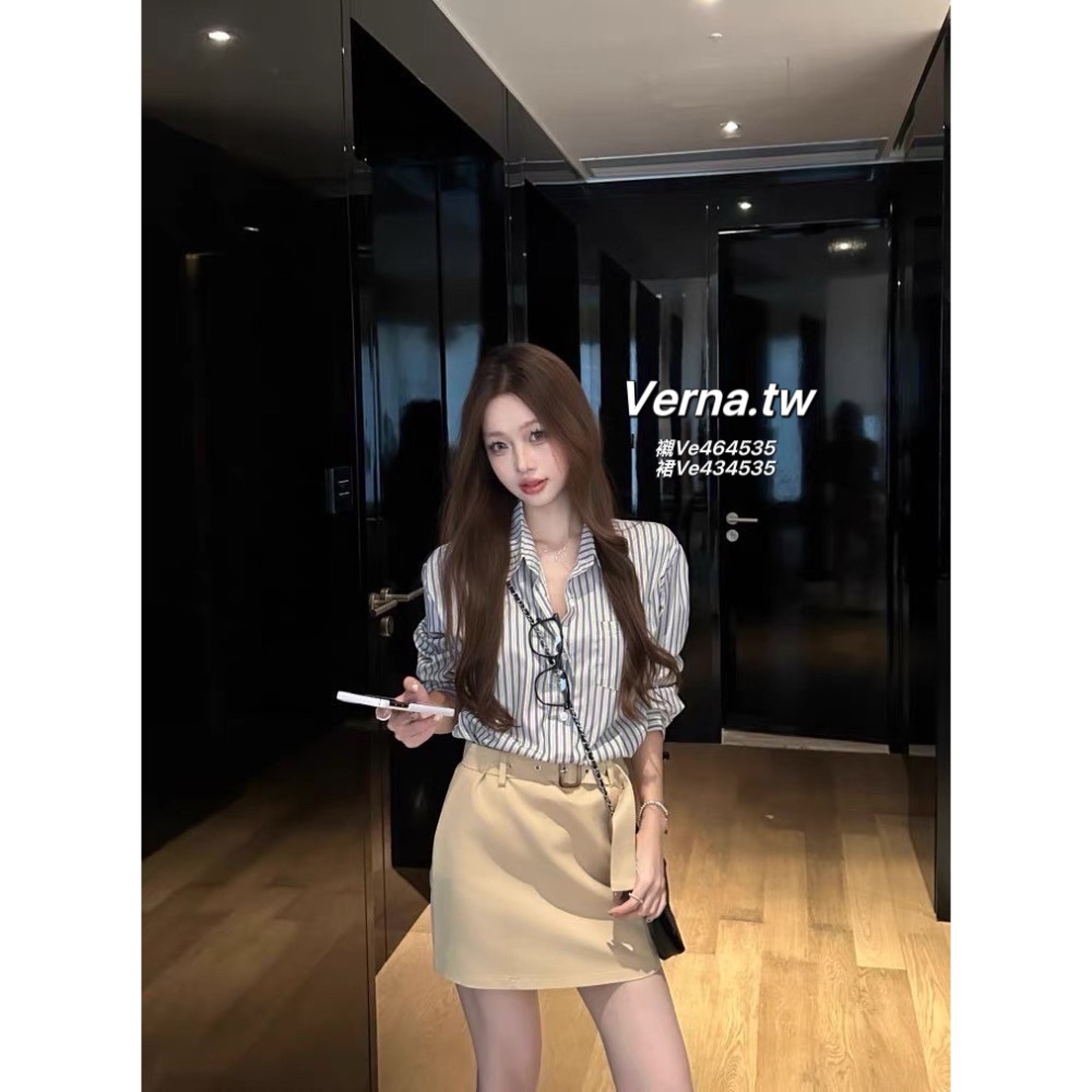 校園筆記本📘 直藍條紋襯衫x奶杏設計皮帶褲裙套裝-細節圖7