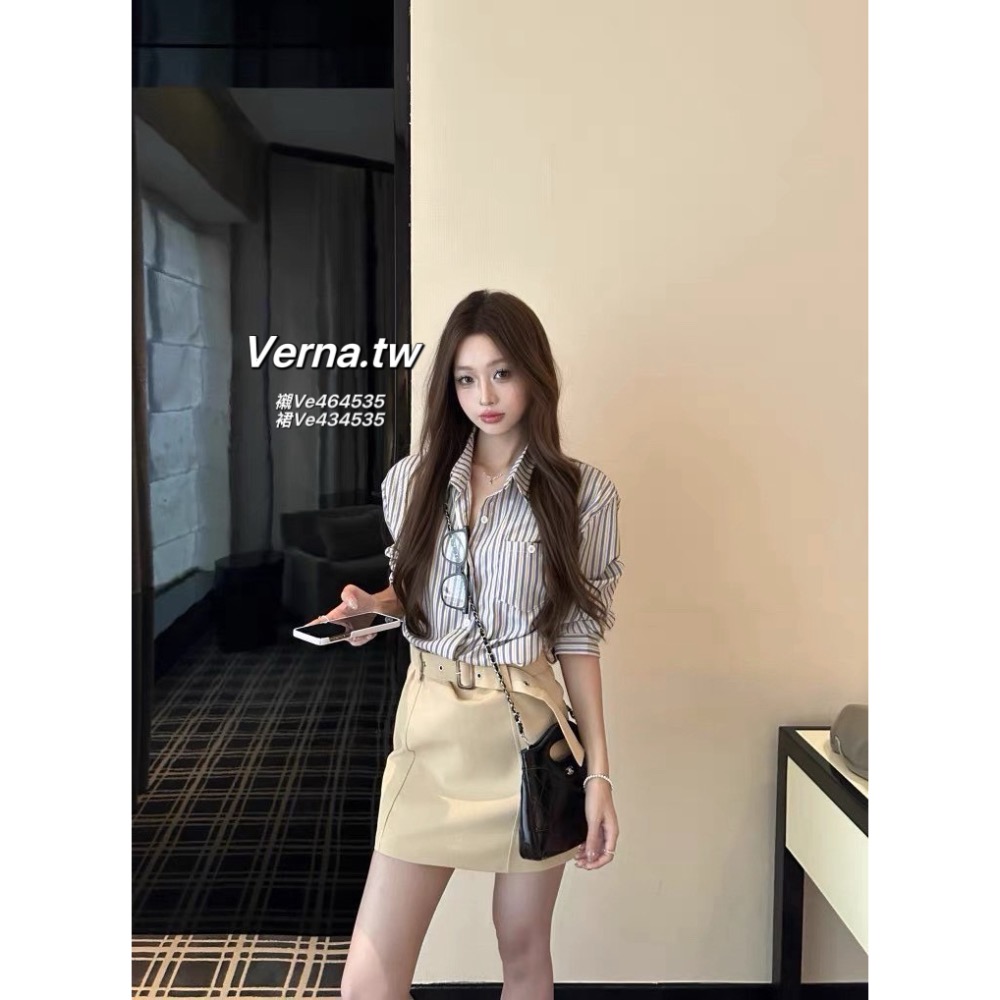 校園筆記本📘 直藍條紋襯衫x奶杏設計皮帶褲裙套裝-細節圖8