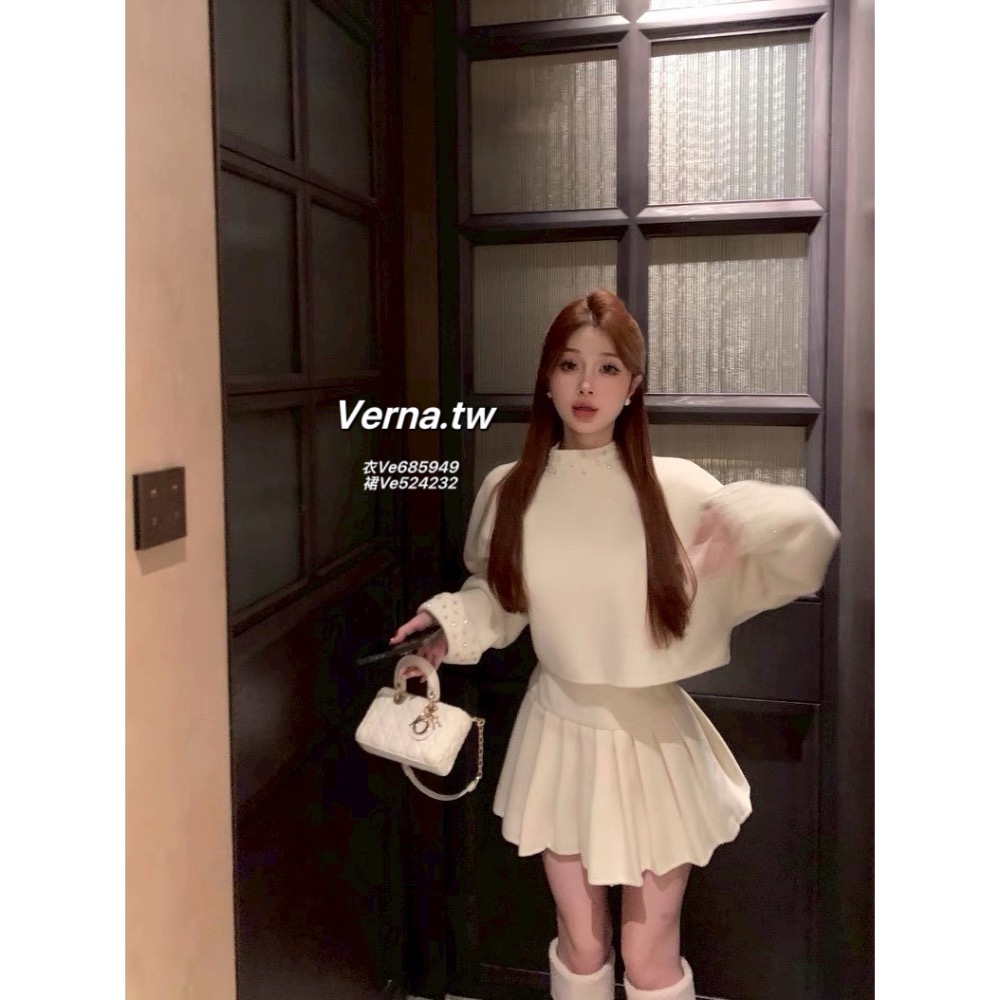 千金貴氣🤍珍珠釘鑽上衣x百褶裙套裝-細節圖2