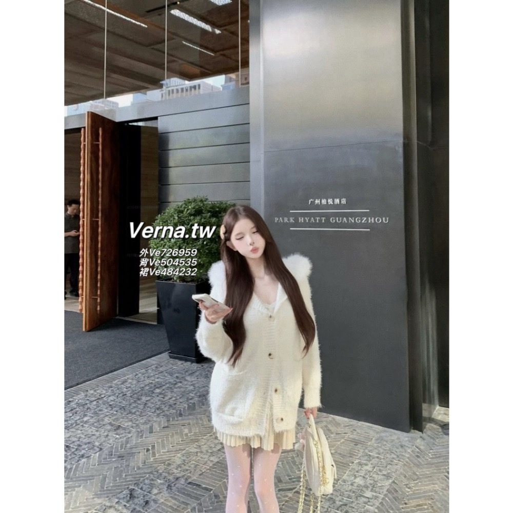 奶香毛領🫧 慵懶感針織外套x帶胸墊蕾絲背心x皮帶百褶裙三件套裝-細節圖2