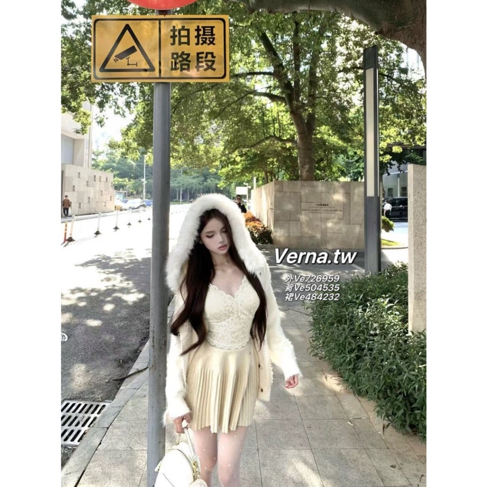 奶香毛領🫧 慵懶感針織外套x帶胸墊蕾絲背心x皮帶百褶裙三件套裝-細節圖4