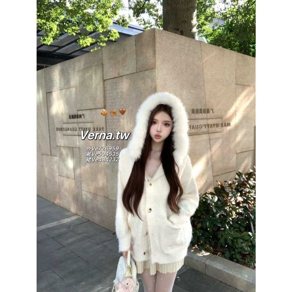 奶香毛領🫧 慵懶感針織外套x帶胸墊蕾絲背心x皮帶百褶裙三件套裝-細節圖5