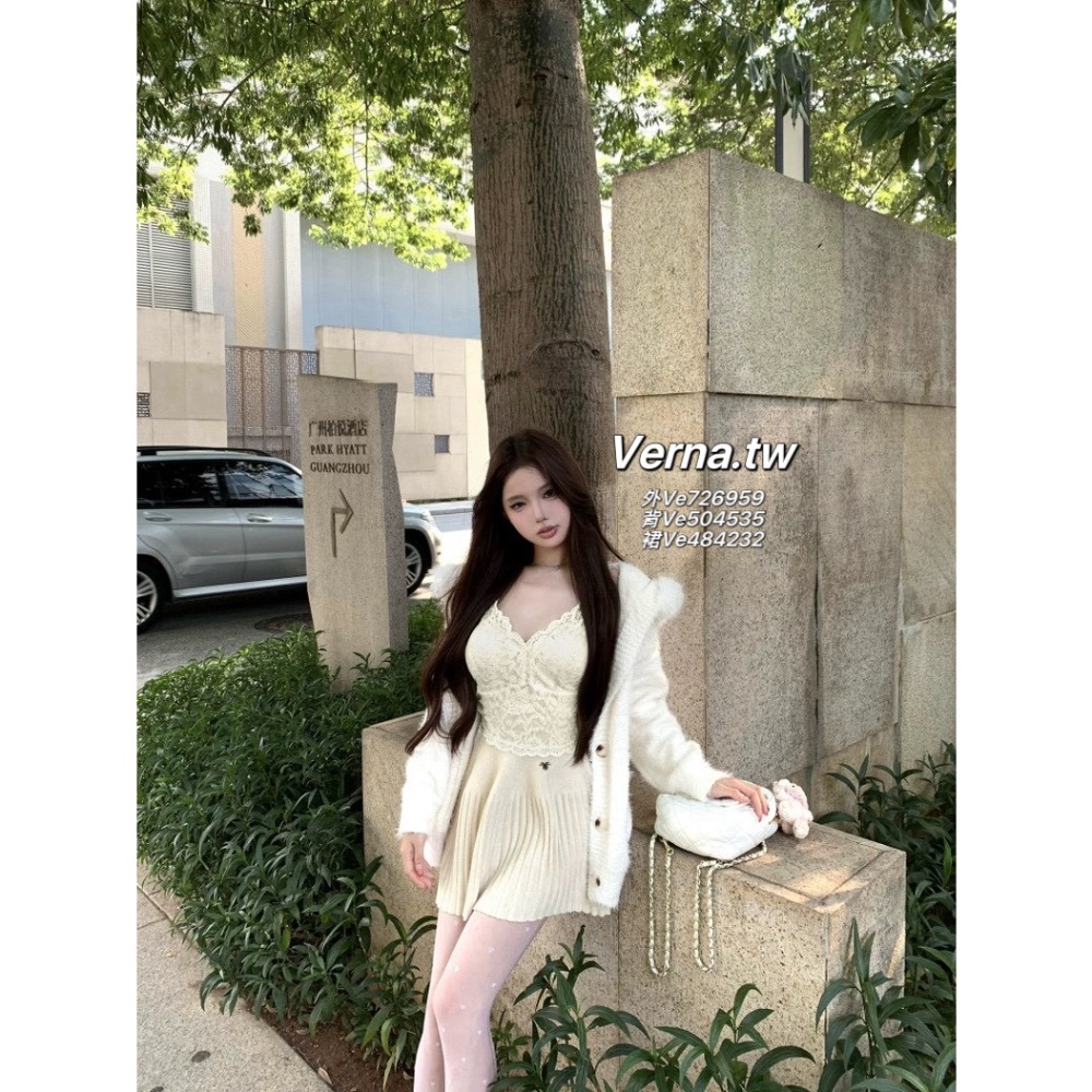 奶香毛領🫧 慵懶感針織外套x帶胸墊蕾絲背心x皮帶百褶裙三件套裝-細節圖7