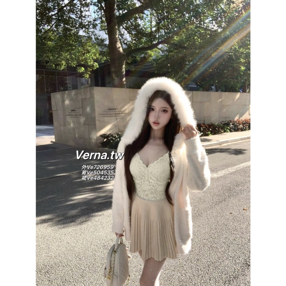 奶香毛領🫧 慵懶感針織外套x帶胸墊蕾絲背心x皮帶百褶裙三件套裝-細節圖8