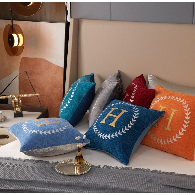 （現貨不用等！當天出貨）新款創意 字母抱枕 厚雪尼爾靠墊居家 沙發抱枕 床頭靠枕-細節圖2