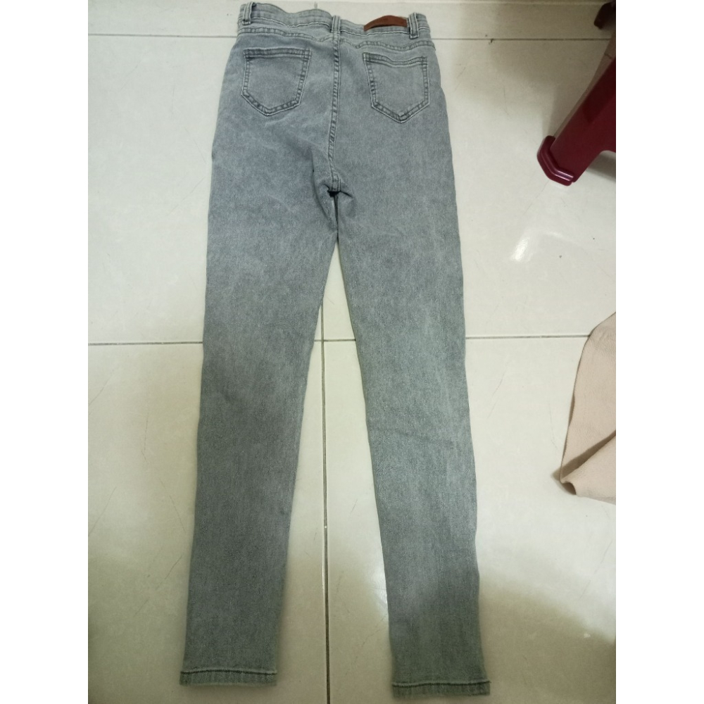 優質現貨-破洞剪裁緊身牛仔褲-細節圖2