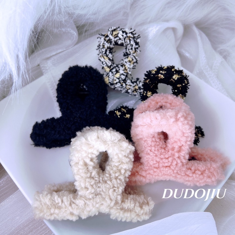 DUDOJIU♡｜🇰🇷正韓飾品✈️ 韓國帶回 ♡小香風毛絨＆珍珠造型交叉髮夾 小鯊魚夾 抓夾-細節圖2