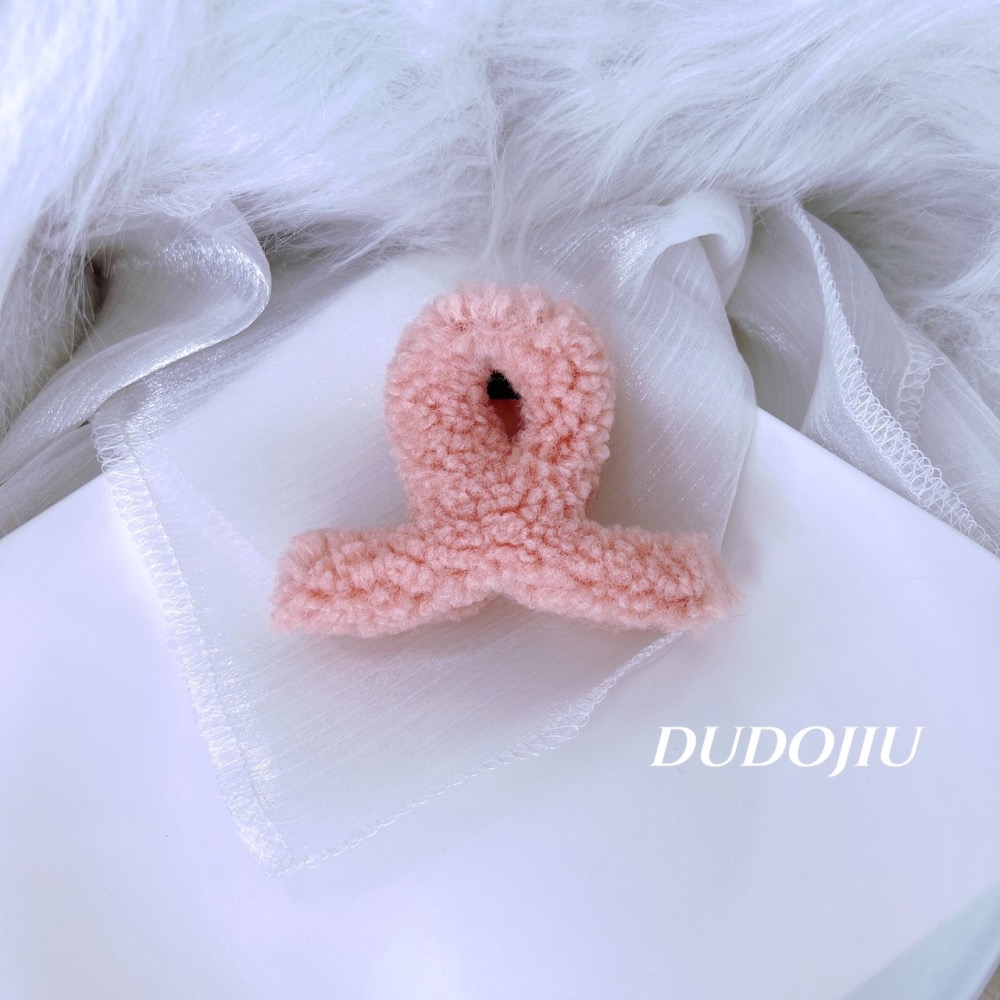 DUDOJIU♡｜🇰🇷正韓飾品✈️ 韓國帶回 ♡小香風毛絨＆珍珠造型交叉髮夾 小鯊魚夾 抓夾-細節圖9