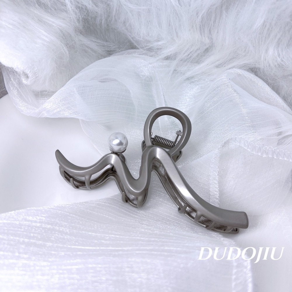 DUDOJIU♡｜🇰🇷正韓飾品✈️ 韓國帶回 ♡高級感輕奢金屬珍珠鯊魚夾（適合髮量多者♡） 髮夾 抓夾-細節圖3