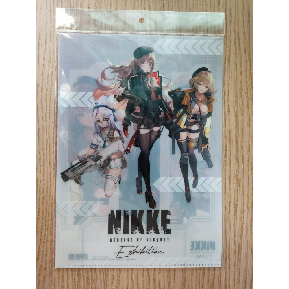 (現貨)【勝利女神：妮姬】NIKKE EXHIBITION A4資料夾 反擊小隊 キービジュアル【日本進口精品】-細節圖2