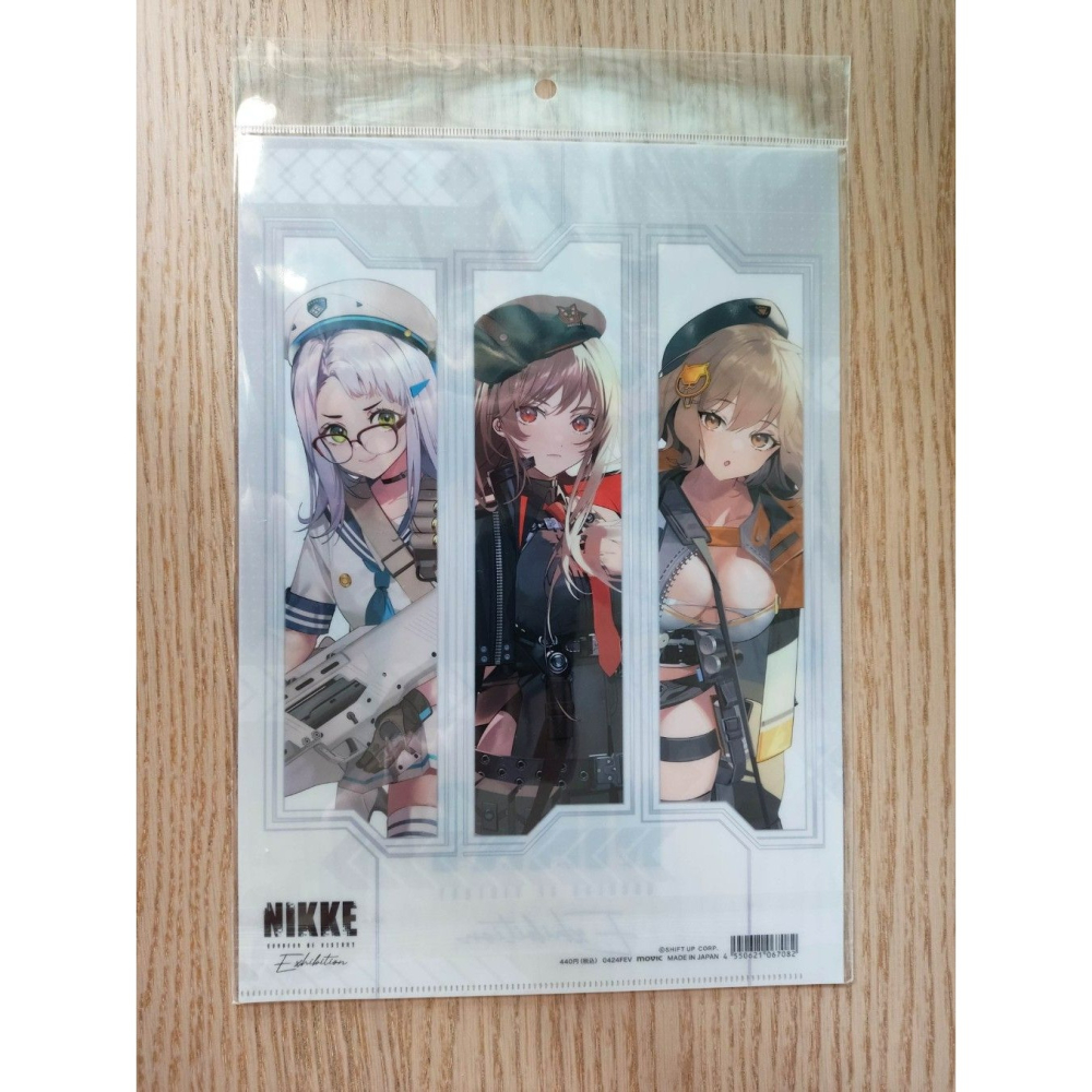 (現貨)【勝利女神：妮姬】NIKKE EXHIBITION A4資料夾 反擊小隊 キービジュアル【日本進口精品】-細節圖3
