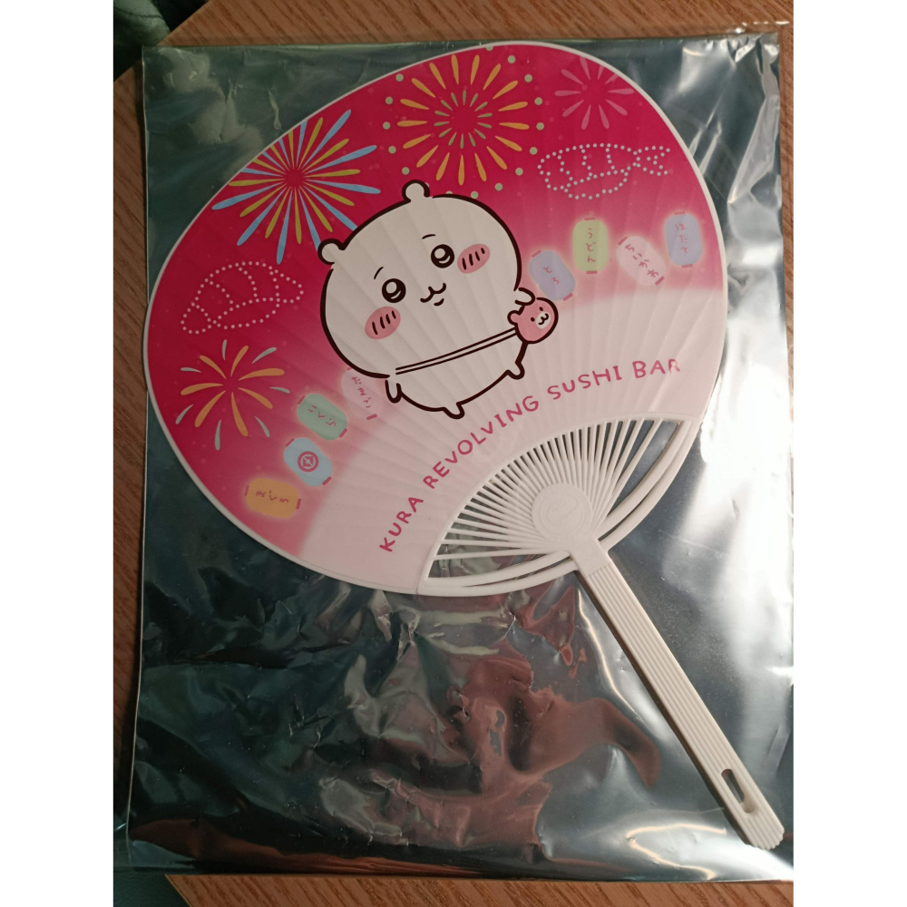 (現貨)藏壽司 X 吉伊卡哇 Chiikawa 限量圓形扇子 吉伊卡哇 （ちいかわ）款（含銀色外包裝）-細節圖2