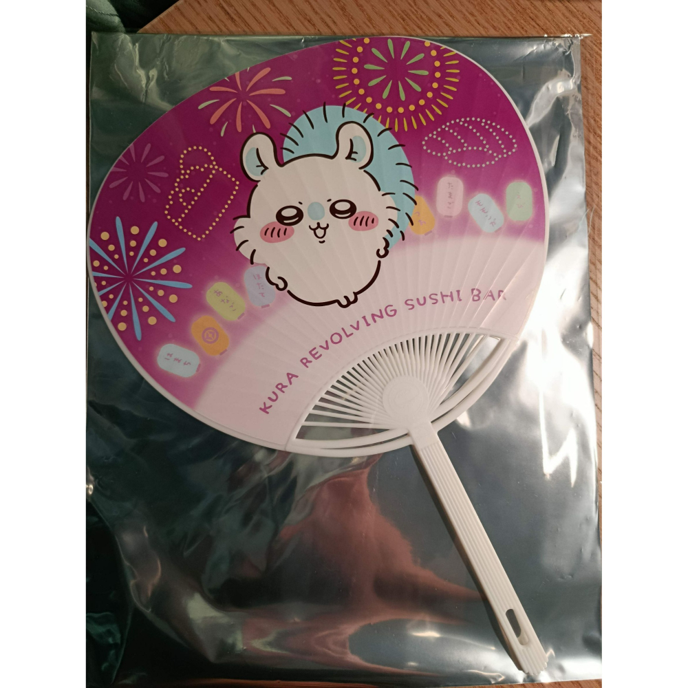 (現貨)藏壽司 X 吉伊卡哇 Chiikawa 限量圓形扇子 小桃鼠（モモンガ）款（含銀色外包裝）-細節圖3