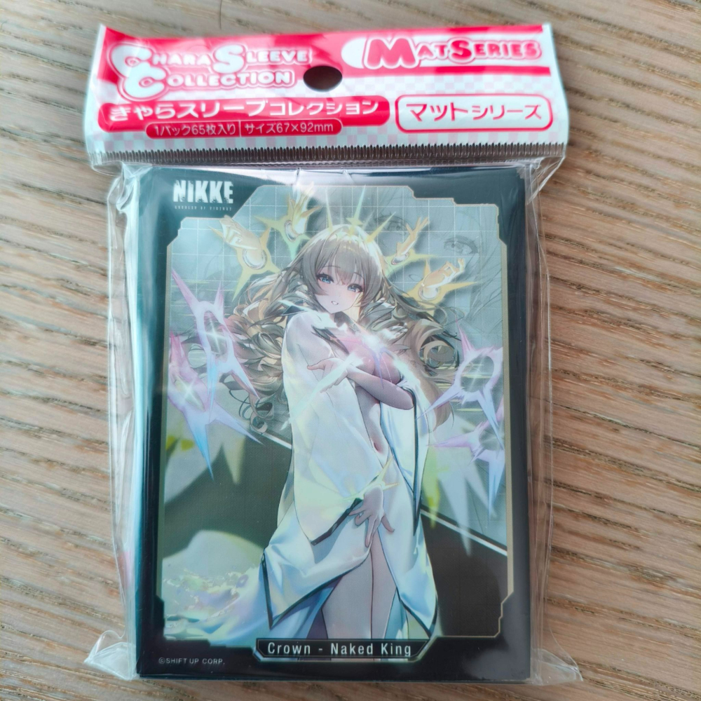 (現貨)勝利女神：妮姬 官方角色收集卡套 皇冠-國王的新衣 卡套包 クラウン - ネイキッドキング（1包65入）-細節圖2