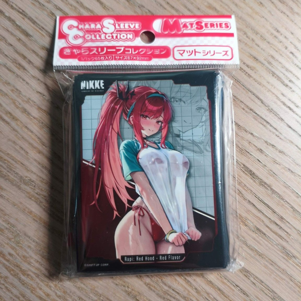 (現貨)勝利女神：妮姬 官方角色收集卡套 拉毗：小紅帽 紅色風情 卡套包 ラピ：レッドフード（1包65入）-細節圖2