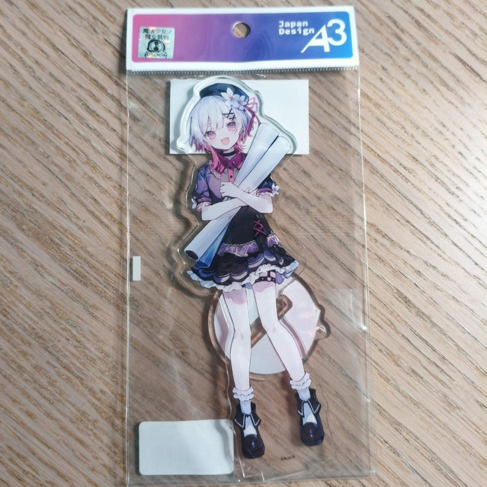 (現貨)【魔法少女的魔女審判】壓克力人形立牌 A3 櫻羽艾瑪 店員風ver.桜羽エマ【日本進口精品】-細節圖2