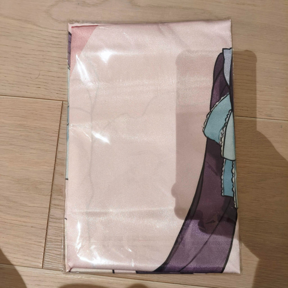 (現貨)《在座寫輕小說的各位，全都有病》2021動漫節會場限定-等身掛軸（不含桿）婚紗風鈴款-細節圖3