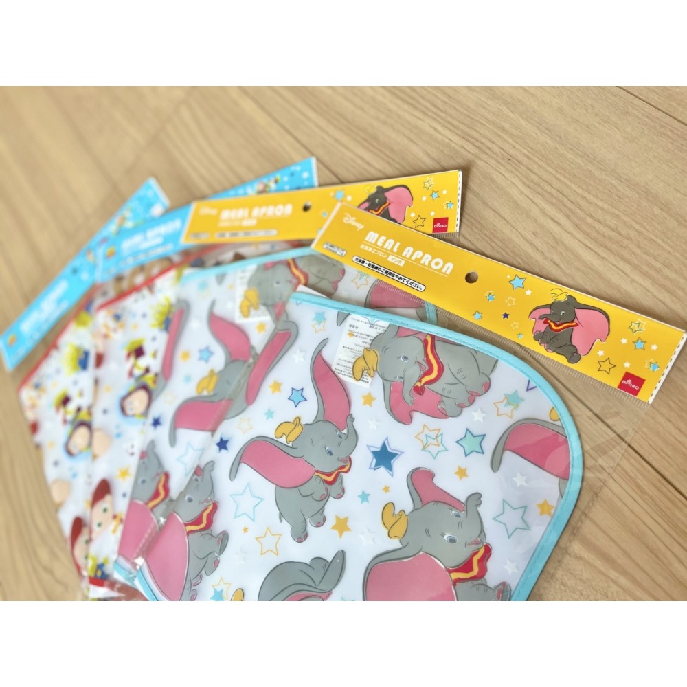 ★姐就是愛shopping★現貨+預購 日本大創 米奇 維尼 怪獸公司小飛象 玩具總動員 草莓 兩用透明防水圍兜-細節圖2