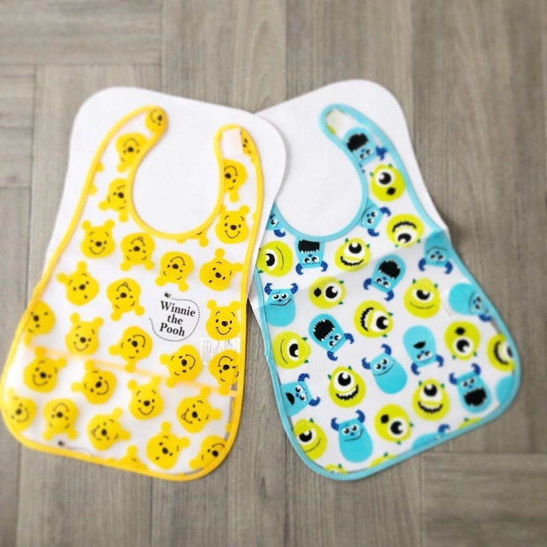 ★姐就是愛shopping★現貨+預購 日本大創 米奇 維尼 怪獸公司小飛象 玩具總動員 草莓 兩用透明防水圍兜-細節圖3