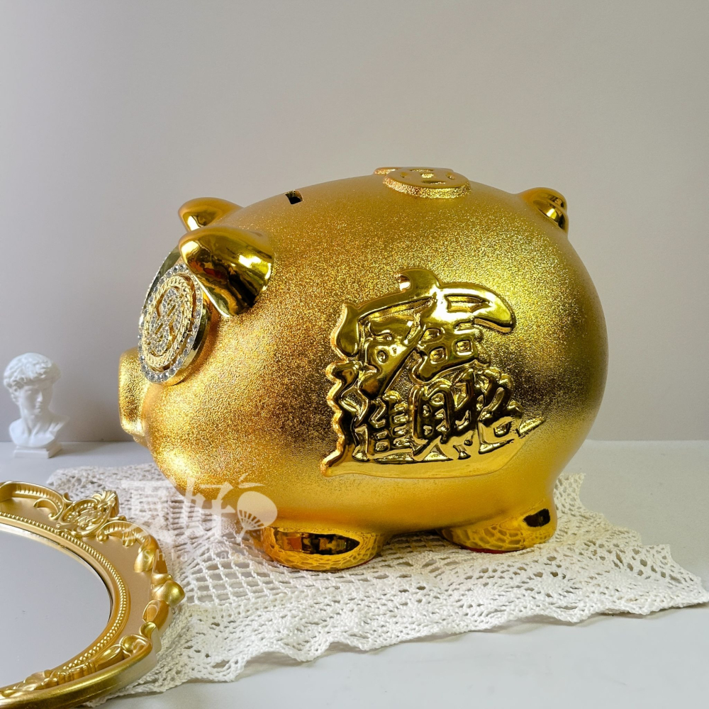 【𝑺𝒉𝒊𝒂 𝑯𝒂𝒐 夏好】現貨✨旺旺豬招財存錢筒｜限定款財運加乘擺件 轉運聚財金豬 開運風水擺飾-細節圖5