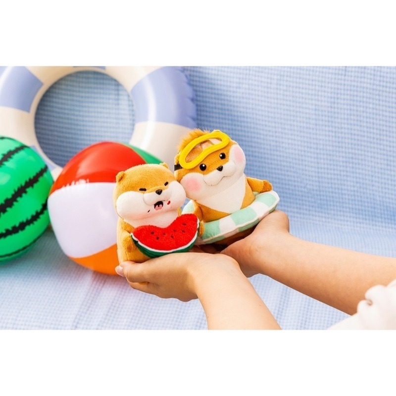 日本商品 現貨 小玩笑小水獺🪁泳圈🪁吊飾 布偶 玩偶 娃娃 游泳 蛙鏡 夏天-細節圖3