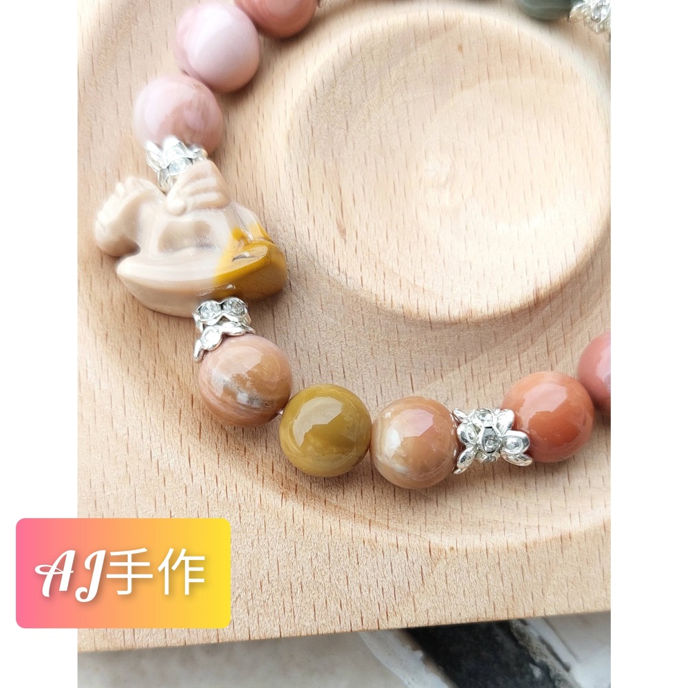 AJ手作❤️，奶茶搖搖馬的夢幻奇遇 手圍15 奶茶糖霜色飛天搖搖馬 阿拉善漸層相間精選珠子 合金銀色配件-細節圖3