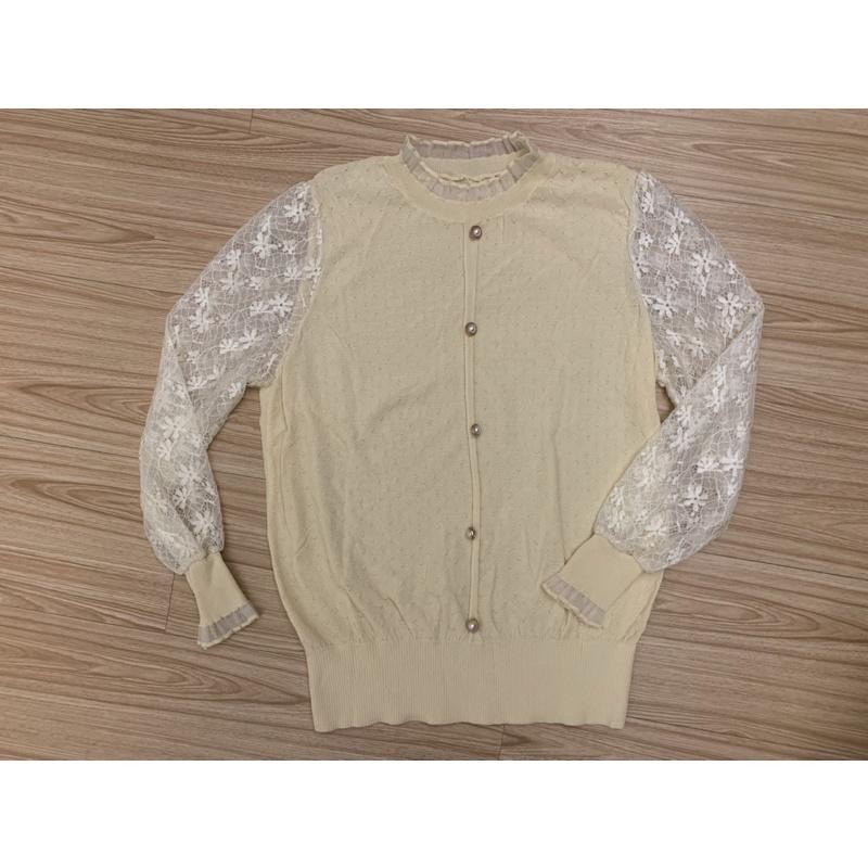 全新-珍珠釦袖拼蕾絲木耳領透膚針織上衣 杏色-細節圖6