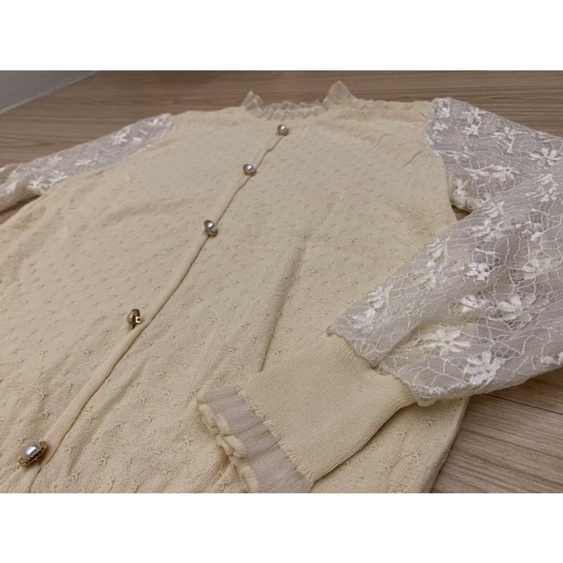 全新-珍珠釦袖拼蕾絲木耳領透膚針織上衣 杏色-細節圖7