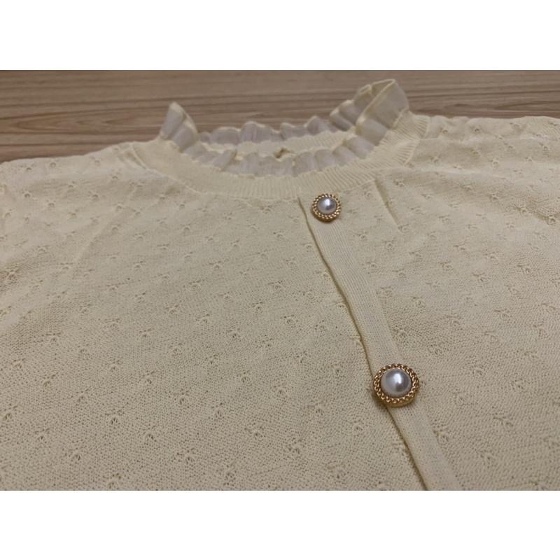 全新-珍珠釦袖拼蕾絲木耳領透膚針織上衣 杏色-細節圖8