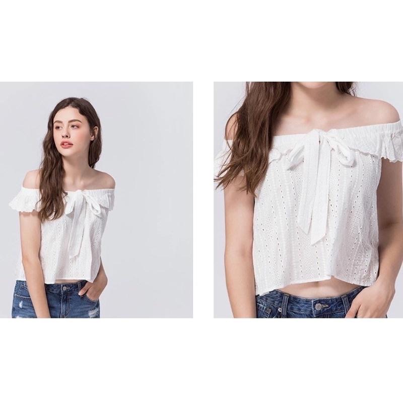 全新 NET 荷葉縷空繡花一字領綁結領綁帶燒花上衣-原價$599-細節圖3