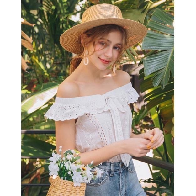 全新 NET 荷葉縷空繡花一字領綁結領綁帶燒花上衣-原價$599-細節圖4