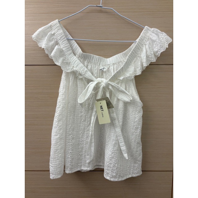 全新 NET 荷葉縷空繡花一字領綁結領綁帶燒花上衣-原價$599-細節圖7