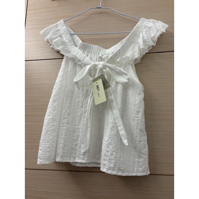 全新 NET 荷葉縷空繡花一字領綁結領綁帶燒花上衣-原價$599-細節圖9