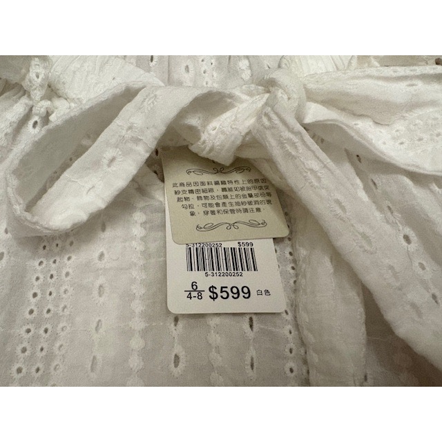 全新 NET 荷葉縷空繡花一字領綁結領綁帶燒花上衣-原價$599-細節圖10