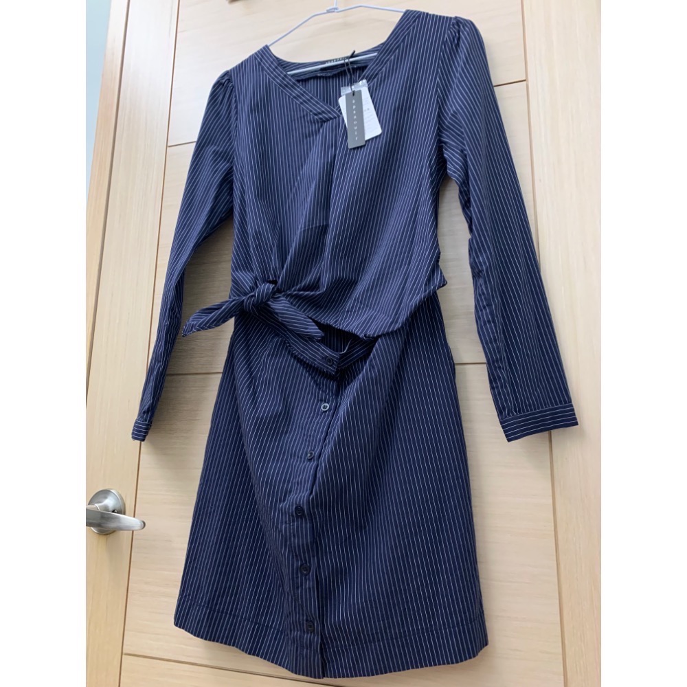 全新 epanouir 側綁帶排釦假兩件V領條紋洋裝 原價$2980 吊牌未拆-細節圖2