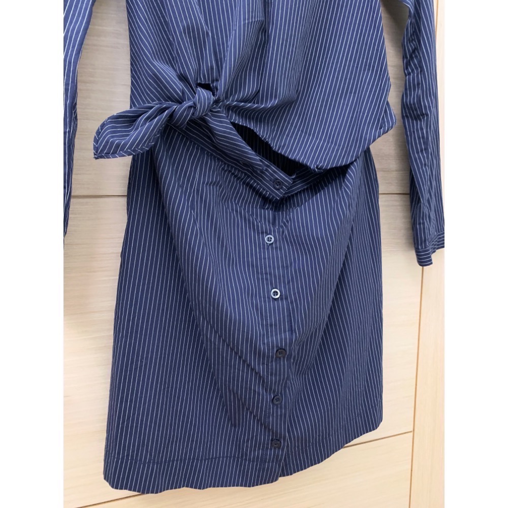 全新 epanouir 側綁帶排釦假兩件V領條紋洋裝 原價$2980 吊牌未拆-細節圖3