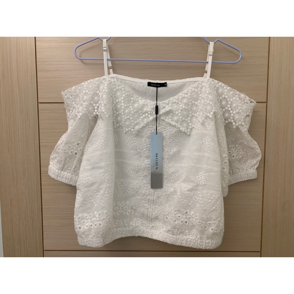 全新 MOMA 蕾絲小吊帶露肩上衣 原價$1580 吊牌未拆-細節圖2