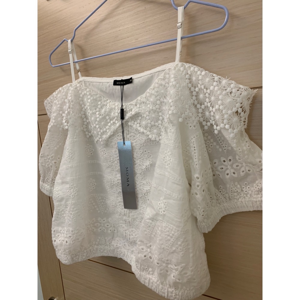 全新 MOMA 蕾絲小吊帶露肩上衣 原價$1580 吊牌未拆-細節圖3