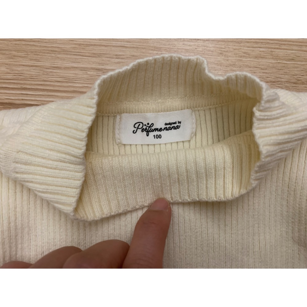 全新 香水娜娜 兒童女童幼兒珍珠蓬蓬袖坑條針織上衣 100cm 公主袖 童裝-細節圖9