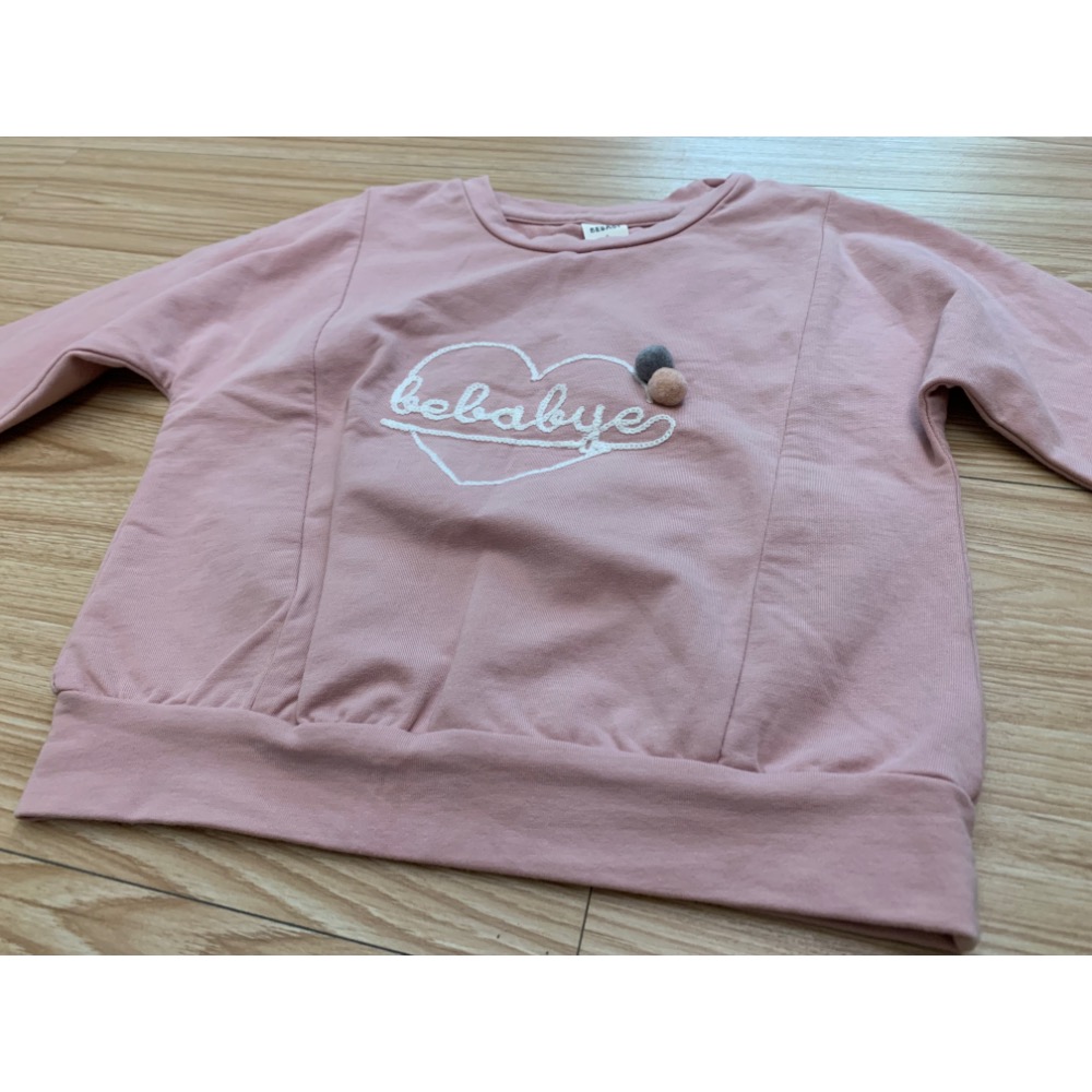 全新 BEBABY 比貝比 兒童女童幼兒立體毛球毛線英文字愛心上衣 T恤 90cm 大學T 童裝-細節圖2
