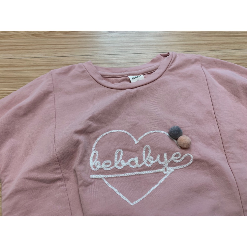 全新 BEBABY 比貝比 兒童女童幼兒立體毛球毛線英文字愛心上衣 T恤 90cm 大學T 童裝-細節圖3