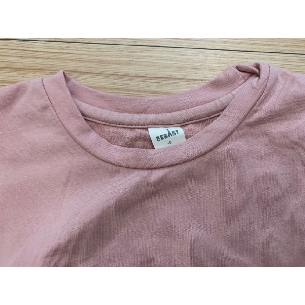 全新 BEBABY 比貝比 兒童女童幼兒立體毛球毛線英文字愛心上衣 T恤 90cm 大學T 童裝-細節圖5