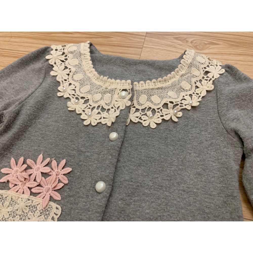 二手保存良好 兒童幼兒女童氣質布蕾絲鏤空花朵緹花珍珠釦上衣 小外套 90cm 童裝-細節圖3