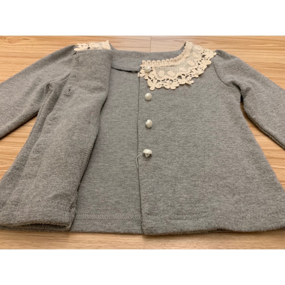 二手保存良好正韓 氣質布蕾絲鏤空花朵緹花珍珠釦上衣 小外套 90cm 童裝 兒童幼兒女童-細節圖4