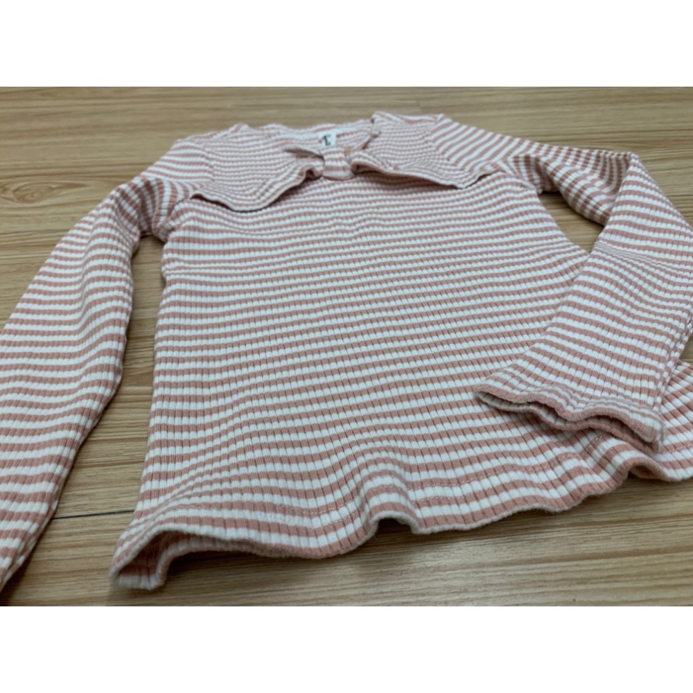 全新 香水娜娜 兒童女童幼兒蝴蝶結領坑條針織上衣 約100cm 原價$399 童裝-細節圖2